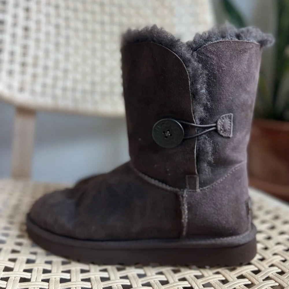 UGG Australia Bailey Button Boots Women’s 7 Brown Sheepskin Fur Lined Winter